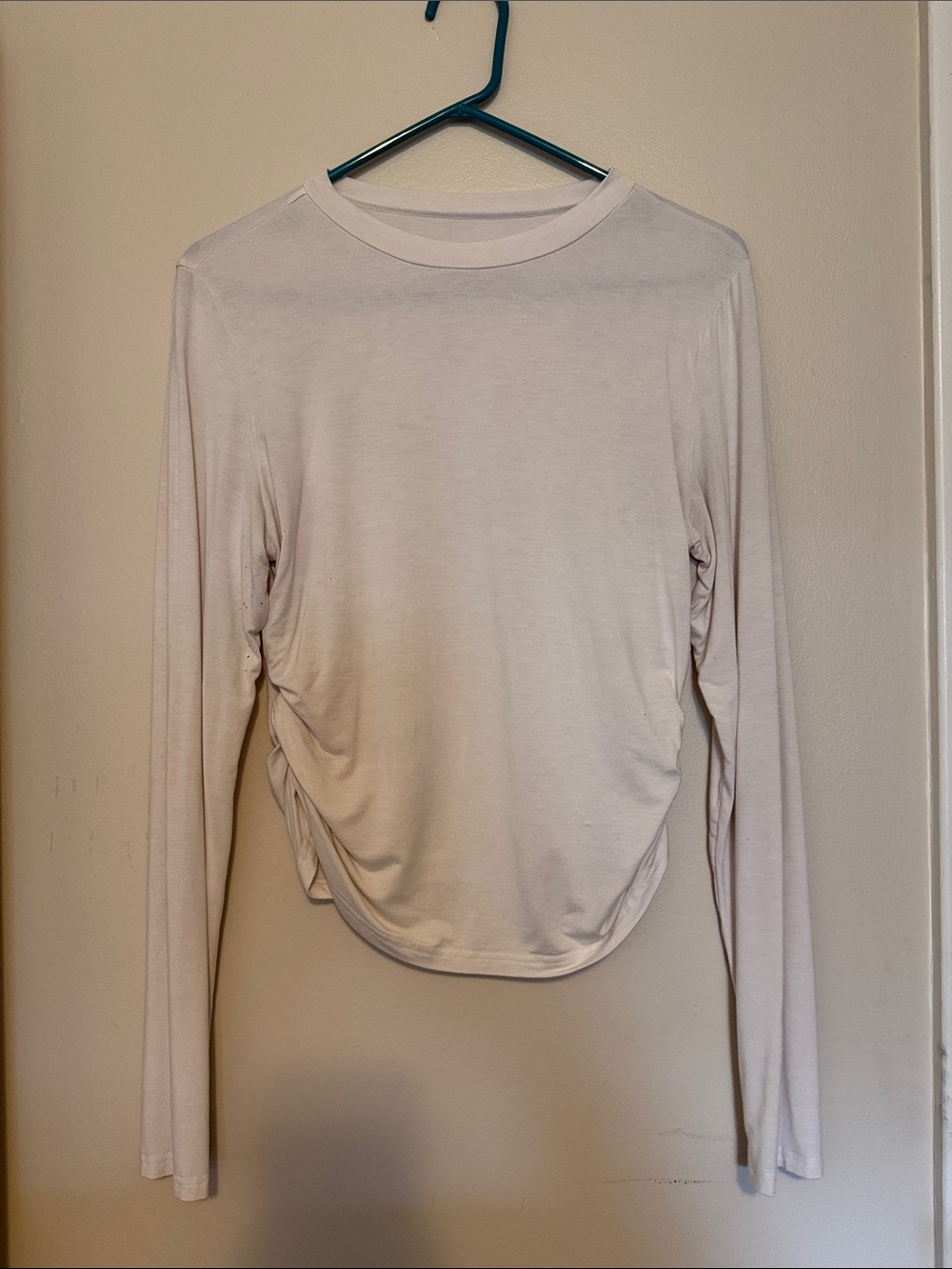 HALARA Long-Sleeve Ruched Side Tee - White